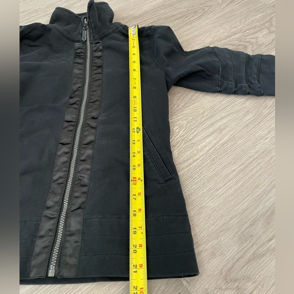 LULULEMON Charcoal Grey Zip up Jacket w/accordion elbows & logo shoulder. - Picture 12 of 12